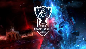 英雄联盟电竞比赛：职业选手团队协作展现永不言败的精神